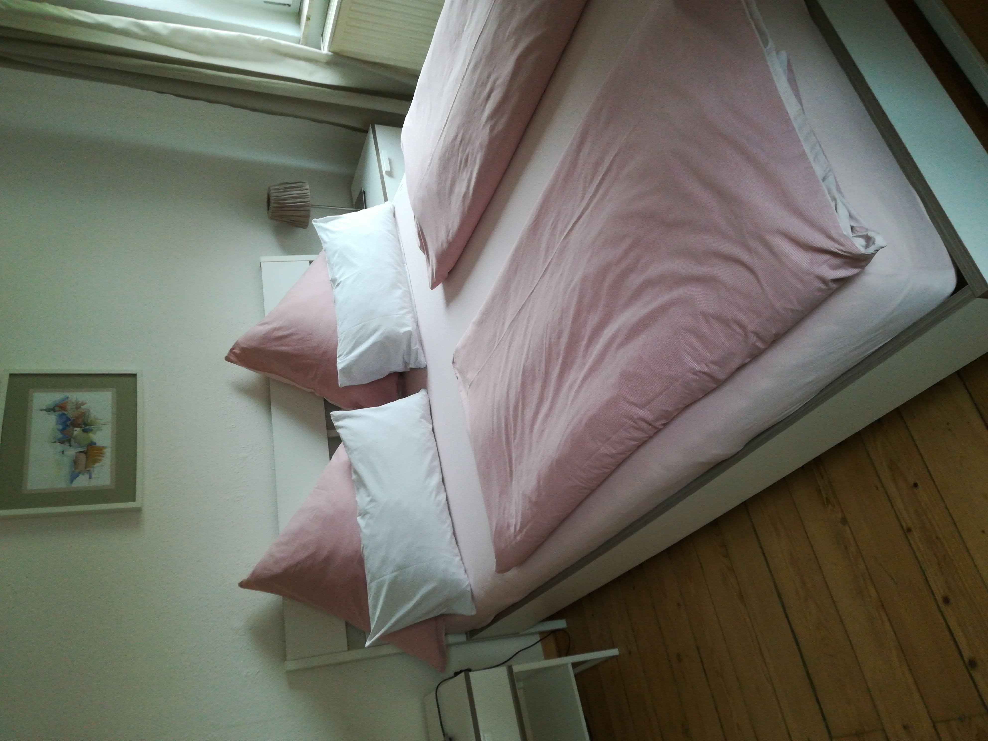 Fotografie des Schlafzimmers, mit Fokus auf das Doppelbett